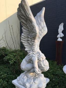 Knielende engel op sokkel - vleugels omhoog - steen - 179 cm